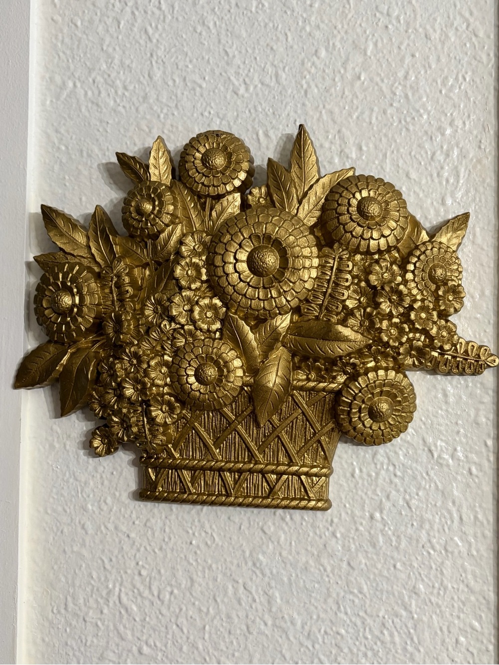 Vintage 1975 Syroco Flower Baskets Bouquets Gold Tone Wall Decor Set of 2 - Picture 2 of 10